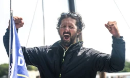 Le skipper Yoann Richomme en liesse après avoir remporté la 50e édition de la Solitaire du Figaro après la 4e et dernière étape, le 26 juin 2019 à Dieppe