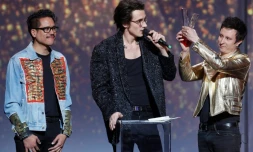 Le groupe Radio Elvis récompensé aux Victoires de la musique en 2017. De gauche à droite: Manu Ralambo, Pierre Guénard et Colin Russeil