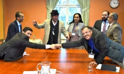 Le négociateur rebelle houthi Abdelkader Mourtada (g) et Askar Zaeel, négociateur gouvernemental pour l'échange de prisonniers, se serrent la main lors des consultations sur le Yémen sous l'égide de l'ONU, le 11 décembre 2018 à Stockholm