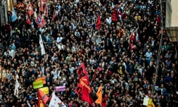 Des milliers de manifestants défilent le 10 octobre 2015 à Istanbul aprÚs le pire attentat meurtrier commis en Turquie