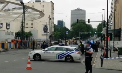 Des policiers prĂšs d'un centre commercial dans le centre de Bruxelles suite Ă une alerte Ă la bombe, le 21 juin 2016