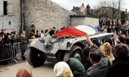La foule salue le cercueil du général De Gaulle lors de ses funérailles, le 12 novembre 1070 à Colombey-les-deux-Eglises