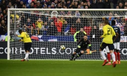 Le milieu de terrain colombien Juan Fernando Quintero marque le 3e but de son équipe contre la France lors d'un match amical au Stade de France, le 23 mars 2018
