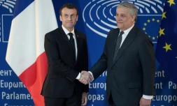 Le président Emmanuel Macron (g) est accueilli par le président du Parlement européen Antonio Tajani, le 17 avril 2018 à Strasbourg