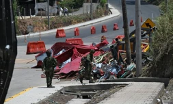 Des soldats se tiennent prÚs des restes d'un péage en construction détruit par une explosion à Santander de Quilichao, en Colombie, le 8 août 2026