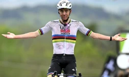 Le Slovène Tadej Pogacar (UAE) à l'arrivée de la Flèche Wallonne, le 23 avril 2025 à Huy, en Belgique.