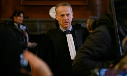 Le procureur général Etienne Manteaux s'installe avant le début du procès de Nicolas Zepeda devant la cour d'assises de la Haute-Saône, le 4 décembre 2023 à Vesoul