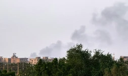 De la fumée s'échappe de bâtiments dans la capitale soudanaise Khartoum théâtre de combatsentre deux généraux, le 20 mai 2023 