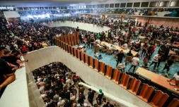 Des partisans de l'influent leader politique chiite Moqtada Sadr s'apprêtent à passer leur première nuit au Parlement que des milliers de manifestants ont envahi, à Bagdad le 30 juillet 2022 