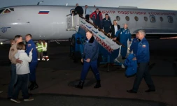 Photo fournie le 11 octobre 2018 par l'agence spatiale russe Roskosmos montrant l'astronaute américain Nick Hague et le cosmonaute russe  Alexeï Ovtchinine accueillis par leurs familles et des responsables à Baïkonour au Kazakhstan