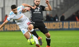 Morgan Sanson (G) dispute le ballon avec Lucas Tousart (D),lors d'OM-OL, le 18 mars 2018 à Marseille