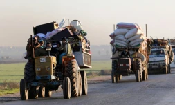 Des Syriens fuient les combats dans la province rebelle d'Idleb, le 7 janvier 2018 près de Saraqeb