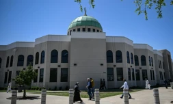 Des fidèles musulmans devant une mosquée, à Plano, le 11 avril 2025 au Texas