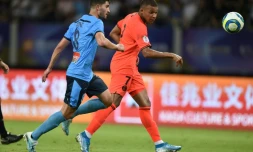 L'attaquant du Paris-SG, Kylian Mbappé (d), lors du match amical face au Sydney FC à Suzhou en Chine, le 30 juillet 2019