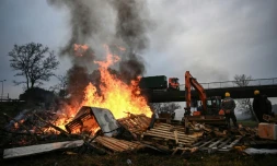 Blocage de l'autoroute A63 à Cestas, au sud de Bordeaux, par des agriculteurs, le 17 décembre 2025
