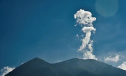 De la fumée s'échappe du volcan Agung, le 28 septembre 2017 à Bali, en Indonésie