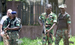 Des soldats rebelles près de l'entrée du quartier général de l'armée ivoirienne à Abidjan le 12 mai 2017 