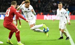 La star du PSG Neymar contre Liverpool devant son coéquipier Marco Verratti en Ligue des champions, le 28 novembre 2018 au Parc des Princes  