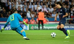 Face Ă face entre le gardien d'Arsenal David Ospina et l'attaquant du PSG Edinson Cavani, le 13 septembre 2016 au Parc des Princes