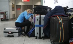 Une passagère endormie près de ses bagages, à l'aéroport de Londres Heathrow le 27 mai 2017