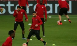 Nabil Fekir (au centre) s'entraîne avec ses coéquipiers de Lyon au Camp Nou à Barcelone le 12 mars 2019