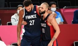 Les basketteurs français Rudy Gobert (G) et Evan Fournier (D) lors des Jeux olympiques de Tokyo, le 7 août 2021 à Saitama