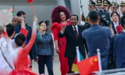 Le président du Cameroun Paul Biya (centre) à son arrivée à Pékin le 4 septembre 2024 pour assister au Forum de la coopération Chine-Afrique