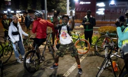 Un Biking Bandit fait un break à Soweto,le 24 juin 2021