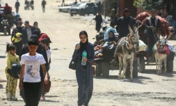 Des Palestiniens fuyant Rafah arrivent à Khan Younès, dans le sud de la bande de Gaza, le 31 mars 2025