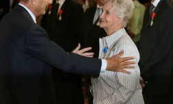 Le président Jacques Chirac félicite la sociologue Evelyne Sullerot élevée à la dignité de Grand officier de l'Ordre national du Mérite, le 8 septembre 2006 au palais de l'Elysée à Paris