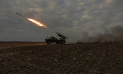 Un lance-roquettes multiple Grad des forces ukrainiennes fait feu sur des positions russes dans la région de Kharkiv (nord-est) le 15 mai 2024