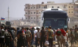 Des rebelles syriens et leurs familles commencent à quitter Deraa, ex-bastion de la révolte anti-Assad le 15 juillet 2018