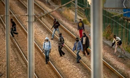 Des migrants sur les rails du site d'Eurotunnel à Coquelles, le 12 août 2015