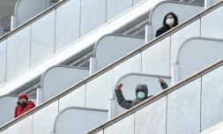 Des passagers du paquebot Diamond Princess au large de Yokohama (Japon) le 6 février 2020