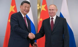 Photo de l'agence de presse russe Sputnik montrant le président russe Vladimir Poutine (à droite) et son homologue chinois Xi Jinping, le 3 juillet 2024 à Astana