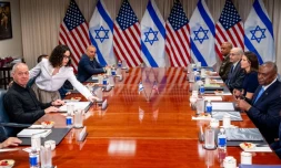 Le secrétaire américain à la Défense Lloyd Austin (D) rencontre le ministre israélien de la Défense Yoav Gallant (G) au Pentagone le 25 juin 2024