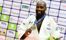 Le Français Teddy Riner pose avec sa médaille aprÚs avoir remporté la finale du Grand Prix de Montréal, le 7 juillet 2019