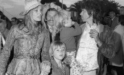 Anna Pallenberg aux côtés de Keith Richard et leurs trois enfants, le 12 mai 1971 à Cannes