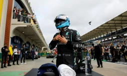 Le pilote finlandais de Mercedes Valtteri Bottas en pole après une séance qualificative bien maîtrisée par son écurie sur le circuit d'Istanbul Park, le 9 octobre 2021