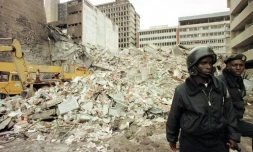 Devant l'ambassade américaine à Nairobi, au lendemain de l'attentat du 7 août 1998
