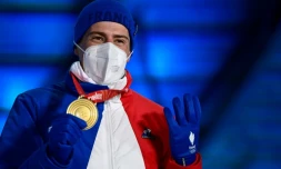 Le Français Quentin Fillon Maillet reçoit la médaille d'or de la poursuite de biathlon, le 14 février 2022 au Jeux olympiques de Pékin