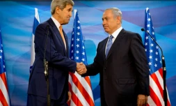 Le Premier ministre israélien Benjamin Netanyahu (d) et le secrétaire d'Etat américain John Kerry à Jérusalem le 24 novembre 2015