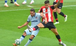 Le milieu de l'Atlético de Madrid, Koke, aux prises avec le défenseur de l'Atletic Bilbao, Yuri Berchiche, lors du match de Liga à Bilbao, le 14 juin 2020