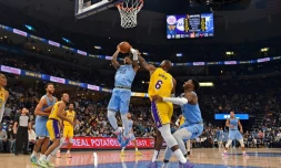Ja Morant et LeBron James à la bataille sous le panier lors du match entre Memphis et les Lakers le 29 décembre 2021