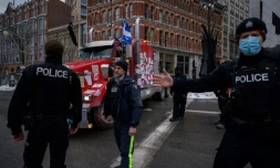 Des policiers encerclent un camion qui quitte une manifestation devant le Parlement à Ottawa (Canada), le 16 février 2022
