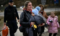 Soulagement, fatigue, tristesse pour les réfugiés une fois franchie la frontière entre l'Ukraine et le reste de l'Europe, ici au poste-frontière de Kroscienko en Pologne le 7 avril 2022