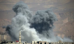 De la fumée s'élève après un bombardement du régime au-dessus de la ville sous contrôle rebelle d'Arbine, dans la Ghouta orientale, près de Damas, le 11 mars 2018