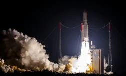 Une fusée Ariane 5 au décollage, le 24 août 2016 à Kourou, en Guyane