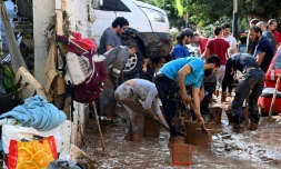 Des habitants de Massanassa, dans la province de Valence, déblaient leurs rues le 1er novembre 2024 à la suite d'inondations dévastatrices