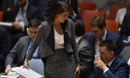 L'ambassadrice américaine aux Nations unies, Nikki Haley, quitte la réunion du Conseil de sécurité, le 13 avril 2018 à New York